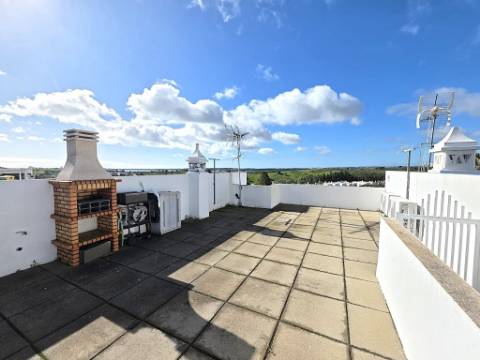Moradia T2 com amplo terraço, garagem e ótima exposição solar - Castro Marim