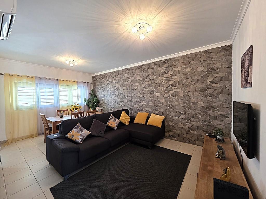 Moradia T2 com amplo terraço, garagem e ótima exposição solar - Castro Marim