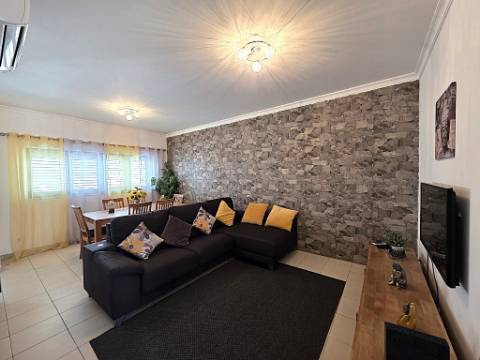 Moradia T2 com amplo terraço, garagem e ótima exposição solar - Castro Marim