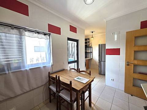 Moradia T2 com amplo terraço, garagem e ótima exposição solar - Castro Marim