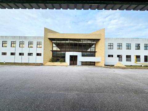Armazém Industrial com 12.000m2, em Torres Novas, Santarém