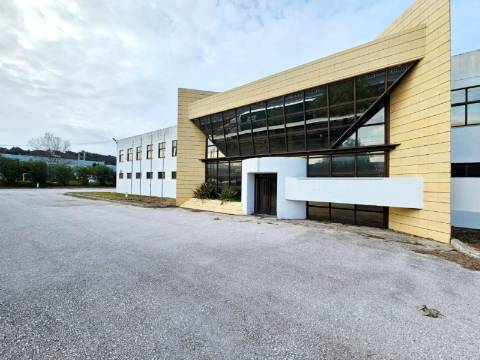 Armazém Industrial com 12.000m2, em Torres Novas, Santarém