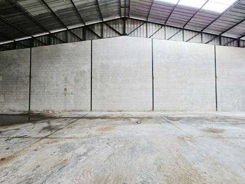 Armazém Industrial com 12.000m2, em Torres Novas, Santarém