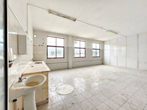 Armazém Industrial com 12.000m2, em Torres Novas, Santarém