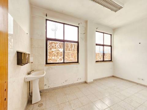 Armazém Industrial com 12.000m2, em Torres Novas, Santarém