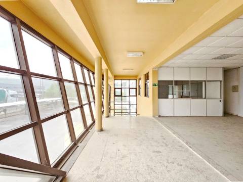 Armazém Industrial com 12.000m2, em Torres Novas, Santarém