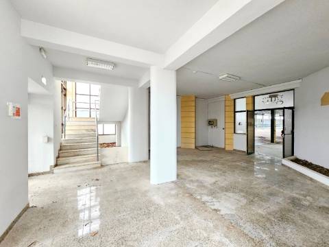 Armazém Industrial com 12.000m2, em Torres Novas, Santarém