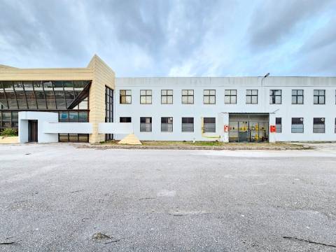 Armazém Industrial com 12.000m2, em Torres Novas, Santarém