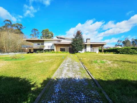 Moradia T5, piscina, e armazém, em Novais, Famalicão