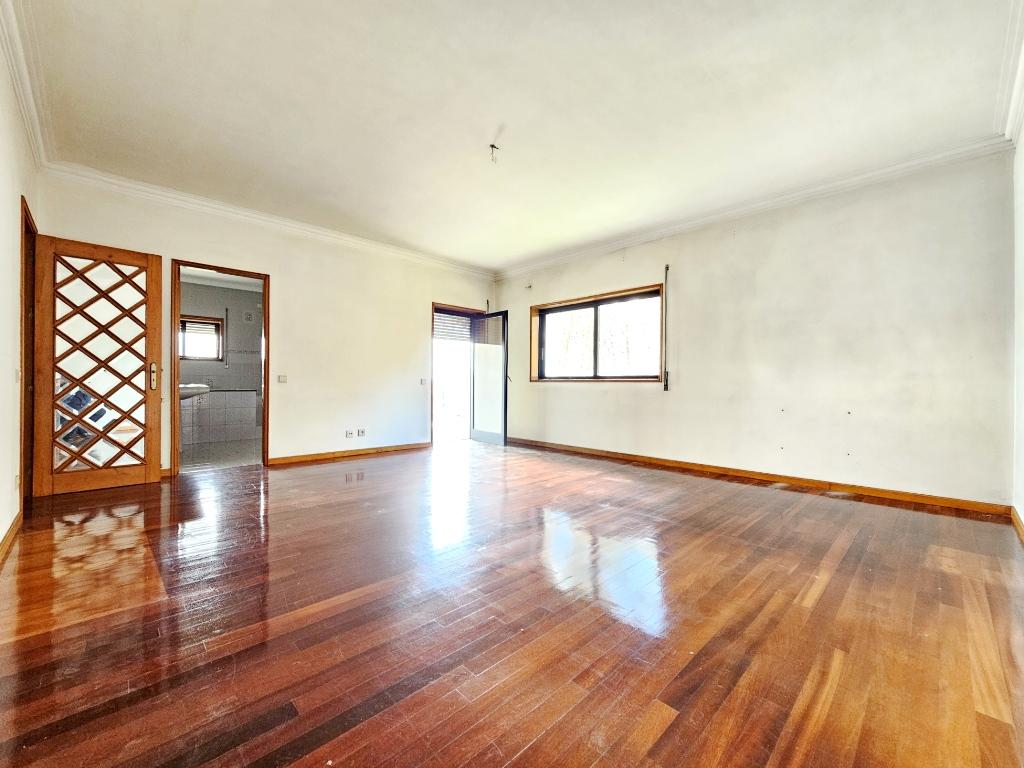 Moradia T5, piscina, e armazém, em Novais, Famalicão