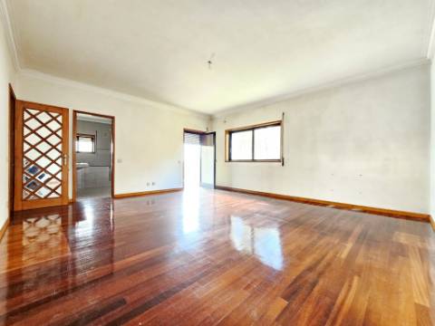 Moradia T5, piscina, e armazém, em Novais, Famalicão