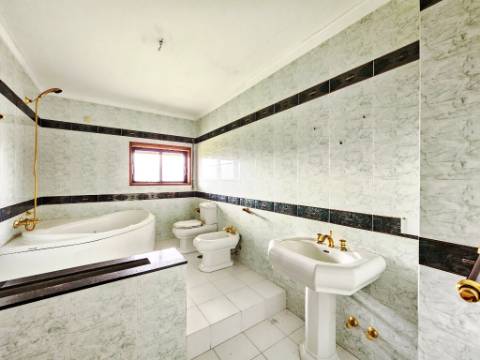 Moradia T5, piscina, e armazém, em Novais, Famalicão