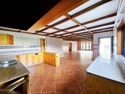 Moradia T5, piscina, e armazém, em Novais, Famalicão