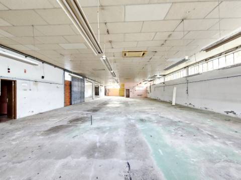 Moradia T5, piscina, e armazém, em Novais, Famalicão