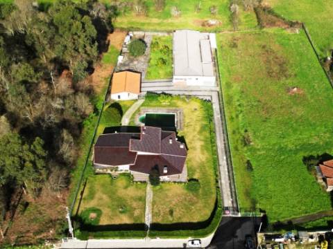 Moradia T5, piscina, e armazém, em Novais, Famalicão