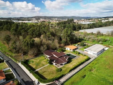 Moradia T5, piscina, e armazém, em Novais, Famalicão