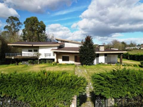 Moradia T5, piscina, e armazém, em Novais, Famalicão