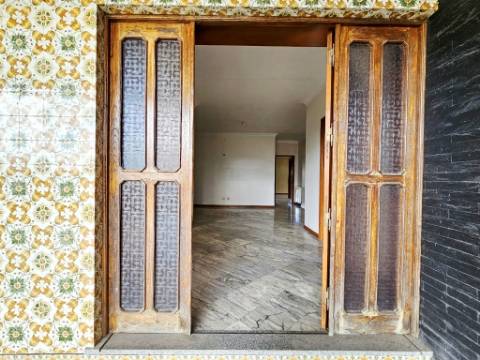 Moradia T5, piscina, e armazém, em Novais, Famalicão