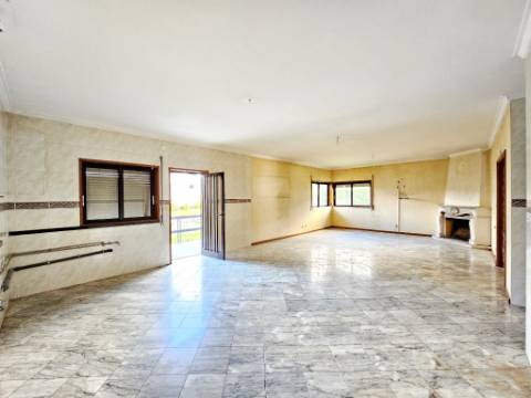 Moradia T5, piscina, e armazém, em Novais, Famalicão