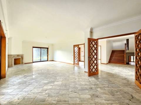 Moradia T5, piscina, e armazém, em Novais, Famalicão