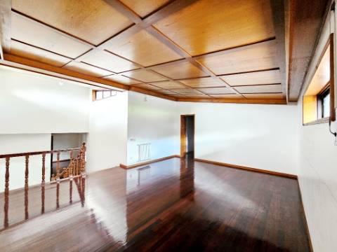 Moradia T5, piscina, e armazém, em Novais, Famalicão