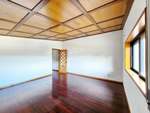 Moradia T5, piscina, e armazém, em Novais, Famalicão