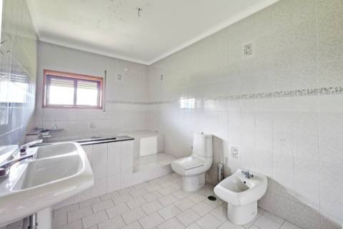 Moradia T5, piscina, e armazém, em Novais, Famalicão