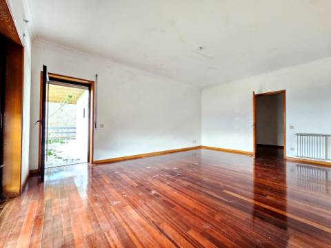 Moradia T5, piscina, e armazém, em Novais, Famalicão