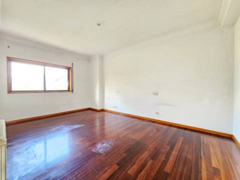 Moradia T5, piscina, e armazém, em Novais, Famalicão