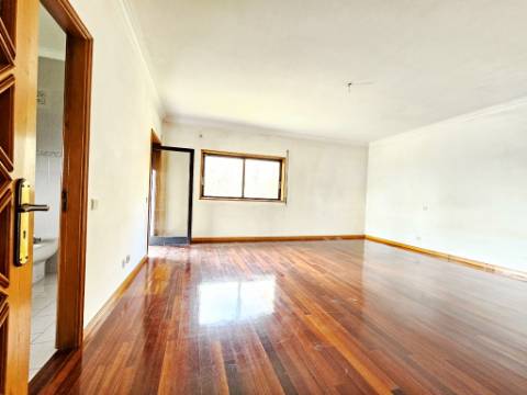 Moradia T5, piscina, e armazém, em Novais, Famalicão