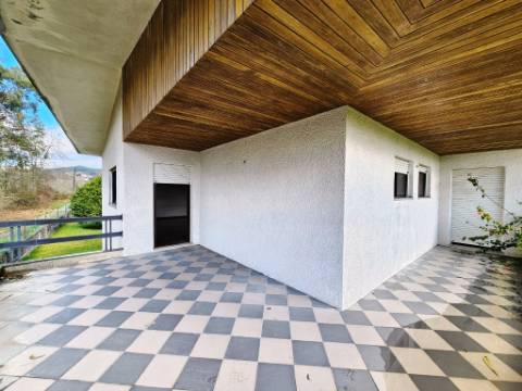 Moradia T5, piscina, e armazém, em Novais, Famalicão