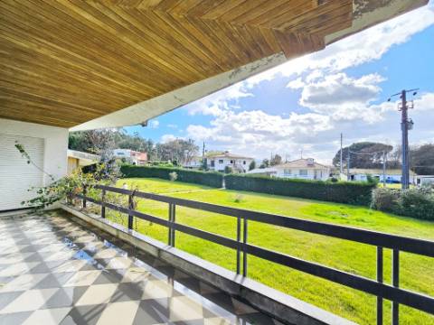 Moradia T5, piscina, e armazém, em Novais, Famalicão