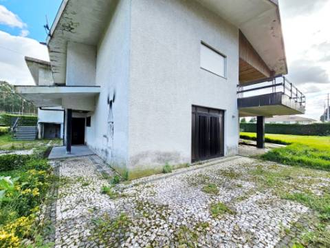 Moradia T5, piscina, e armazém, em Novais, Famalicão