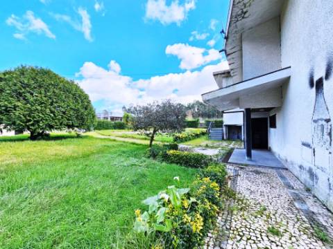 Moradia T5, piscina, e armazém, em Novais, Famalicão