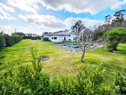 Moradia T5, piscina, e armazém, em Novais, Famalicão