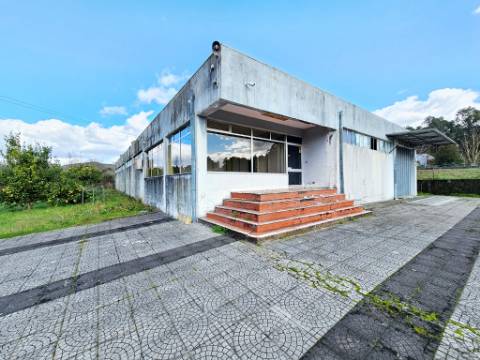 Moradia T5, piscina, e armazém, em Novais, Famalicão