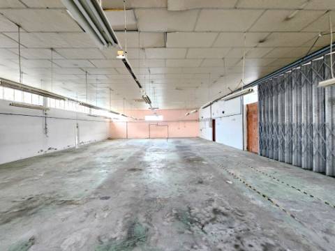 Moradia T5, piscina, e armazém, em Novais, Famalicão