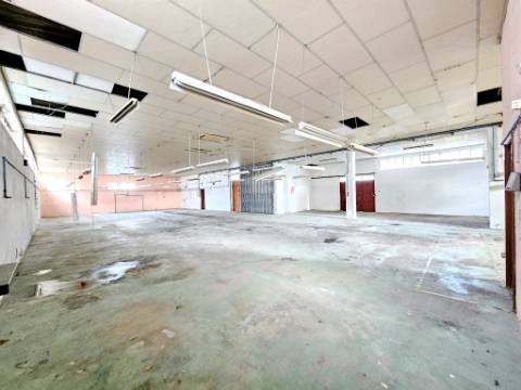 Moradia T5, piscina, e armazém, em Novais, Famalicão