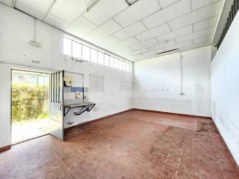 Moradia T5, piscina, e armazém, em Novais, Famalicão