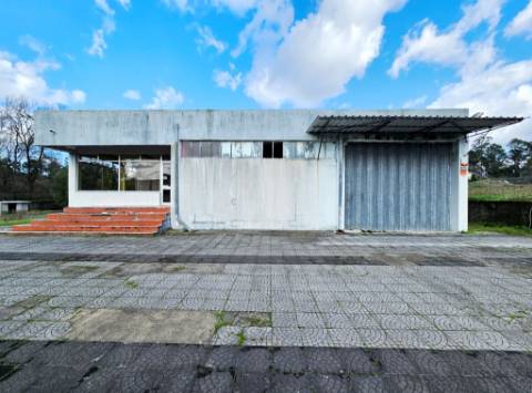 Moradia T5, piscina, e armazém, em Novais, Famalicão