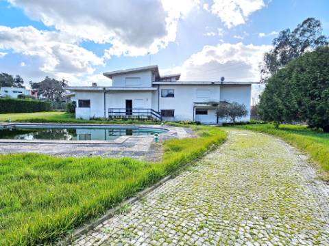 Moradia T5, piscina, e armazém, em Novais, Famalicão