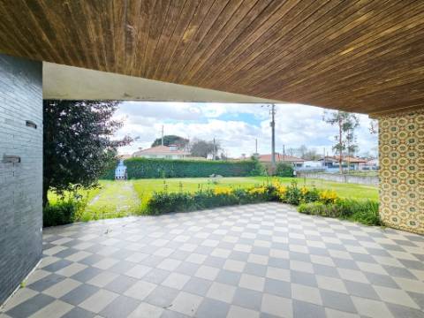 Moradia T5, piscina, e armazém, em Novais, Famalicão