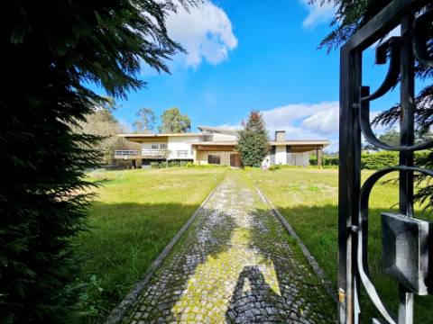 Moradia T5, piscina, e armazém, em Novais, Famalicão