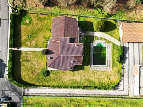 Moradia T5, piscina, e armazém, em Novais, Famalicão