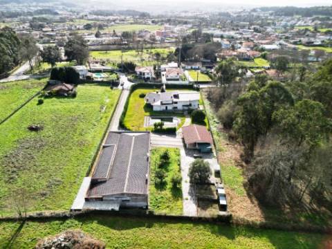 Moradia T5, piscina, e armazém, em Novais, Famalicão