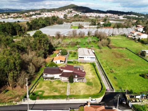 Moradia T5, piscina, e armazém, em Novais, Famalicão