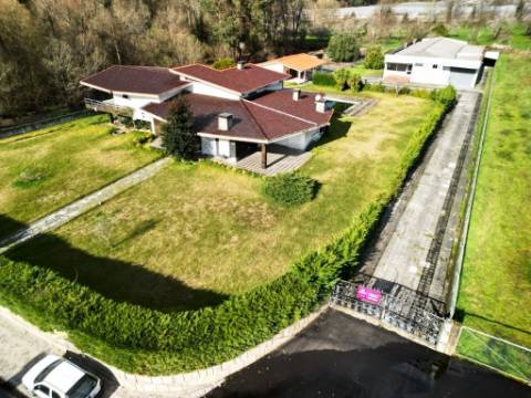 Moradia T5, piscina, e armazém, em Novais, Famalicão