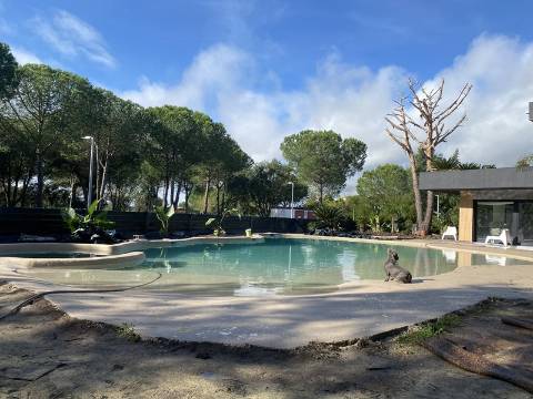 Magnifica moradia T4 com piscina na Urbanização Aroeira, em Santo Estevão