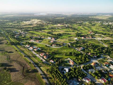 Magnifica moradia T4 com piscina na Urbanização Aroeira, em Santo Estevão