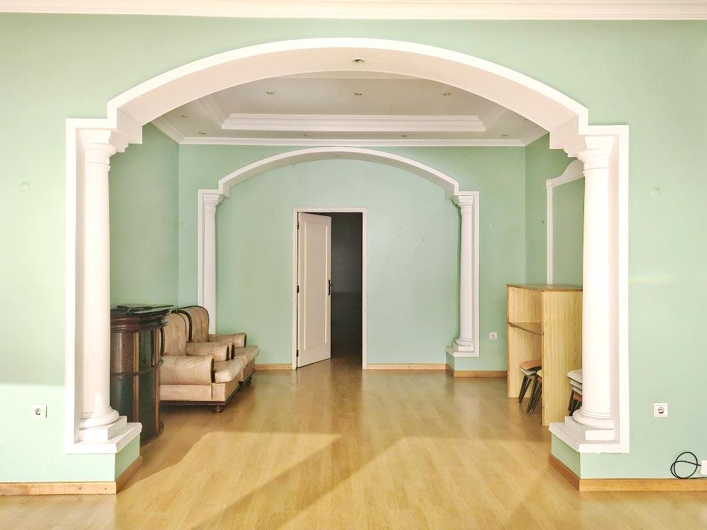 Espaçosa loja com logradouro no centro de Faro